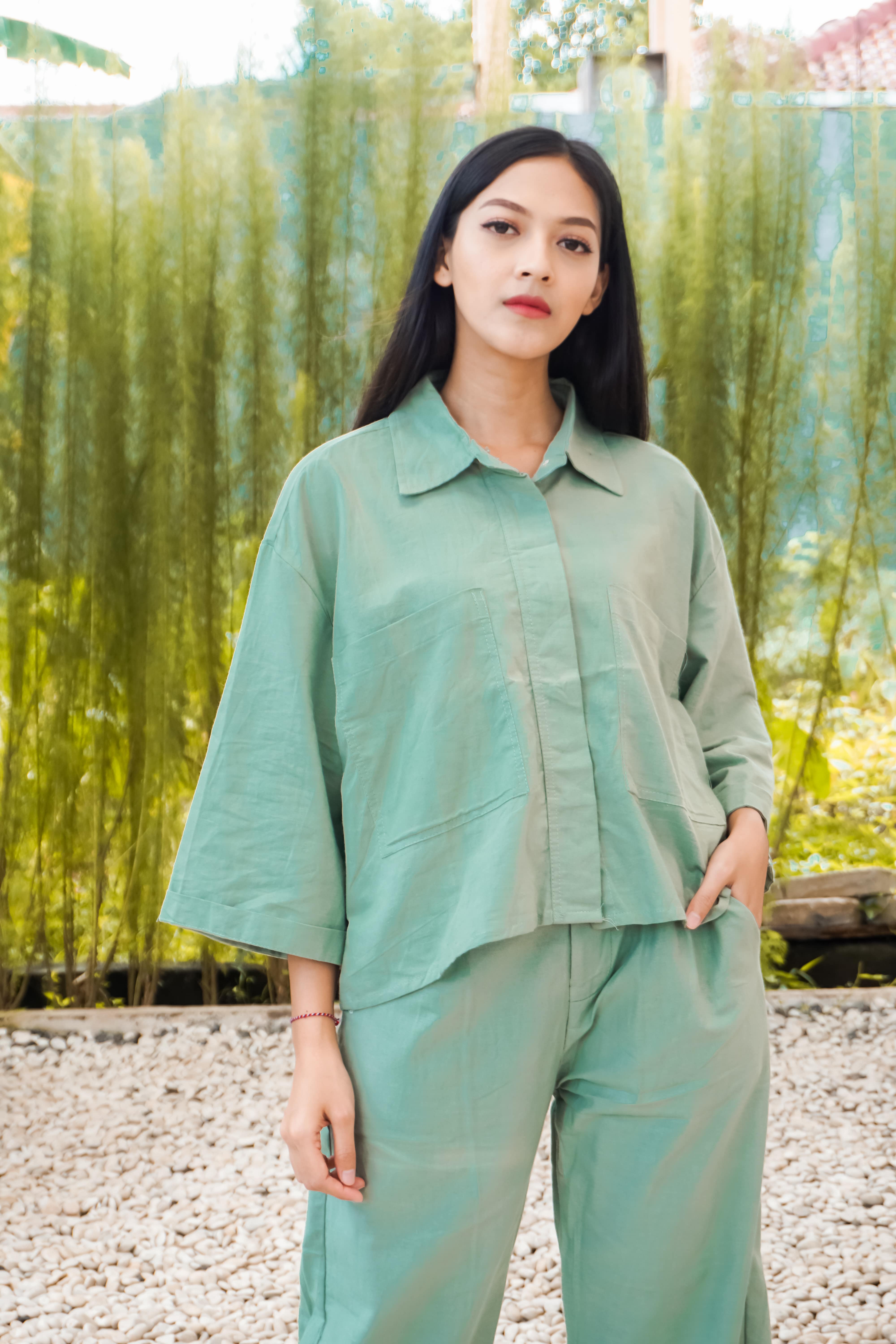 Dress Wanita Elegant tampil samping